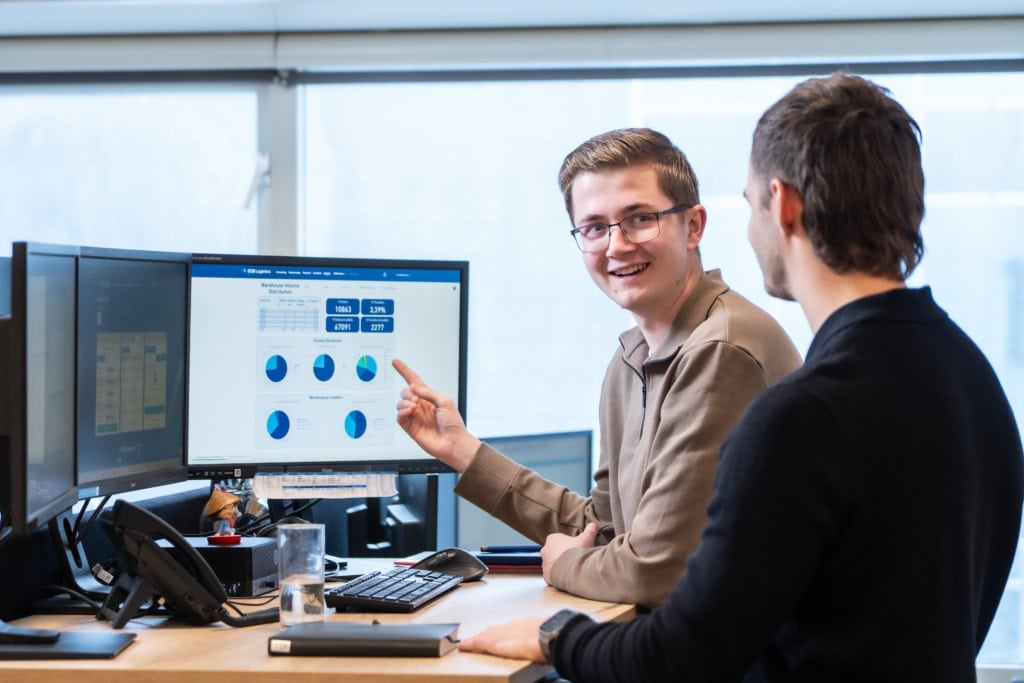 Kollegen vor dem Computerbildschirm